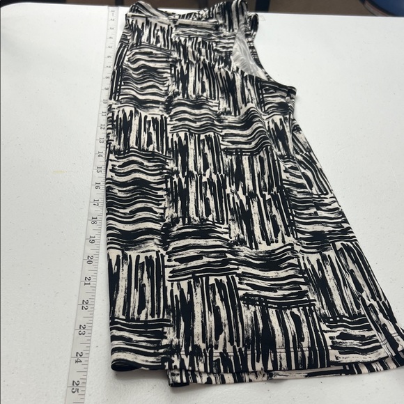 NWOT‎ Kasper Black and White Abstract Pleated Sleeveless Blouse Size Medium - Picture 8 of 10